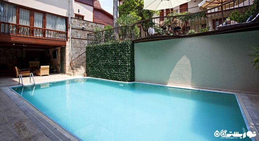 نمای استخر روباز هتل